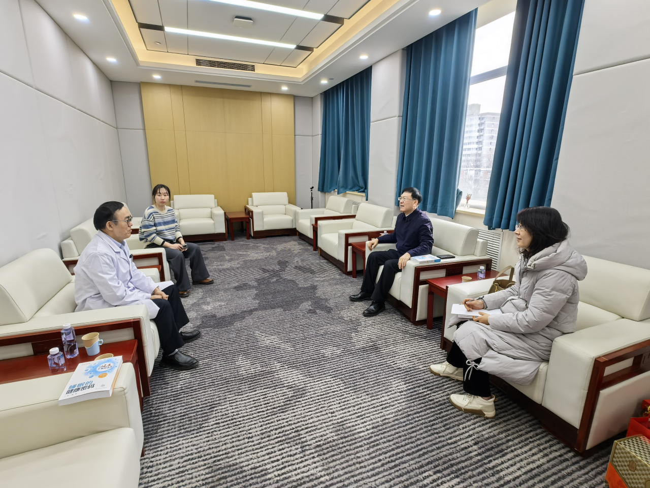 1783640913462.jpg 周景晓看望北京市侨联主席陆林.jpg