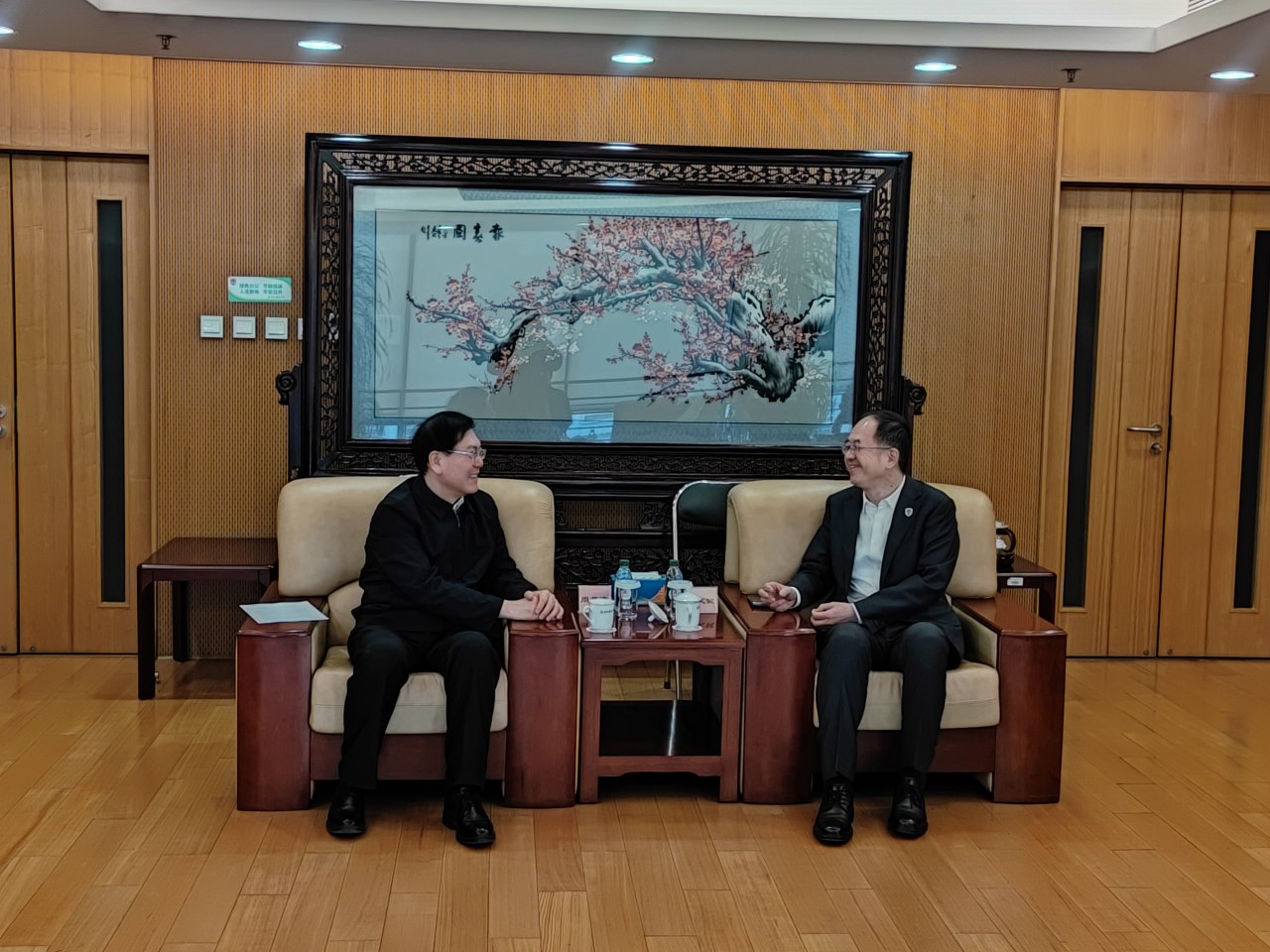 1783640928759.jpg 周景晓看望北京市侨联常委贾文键.jpg