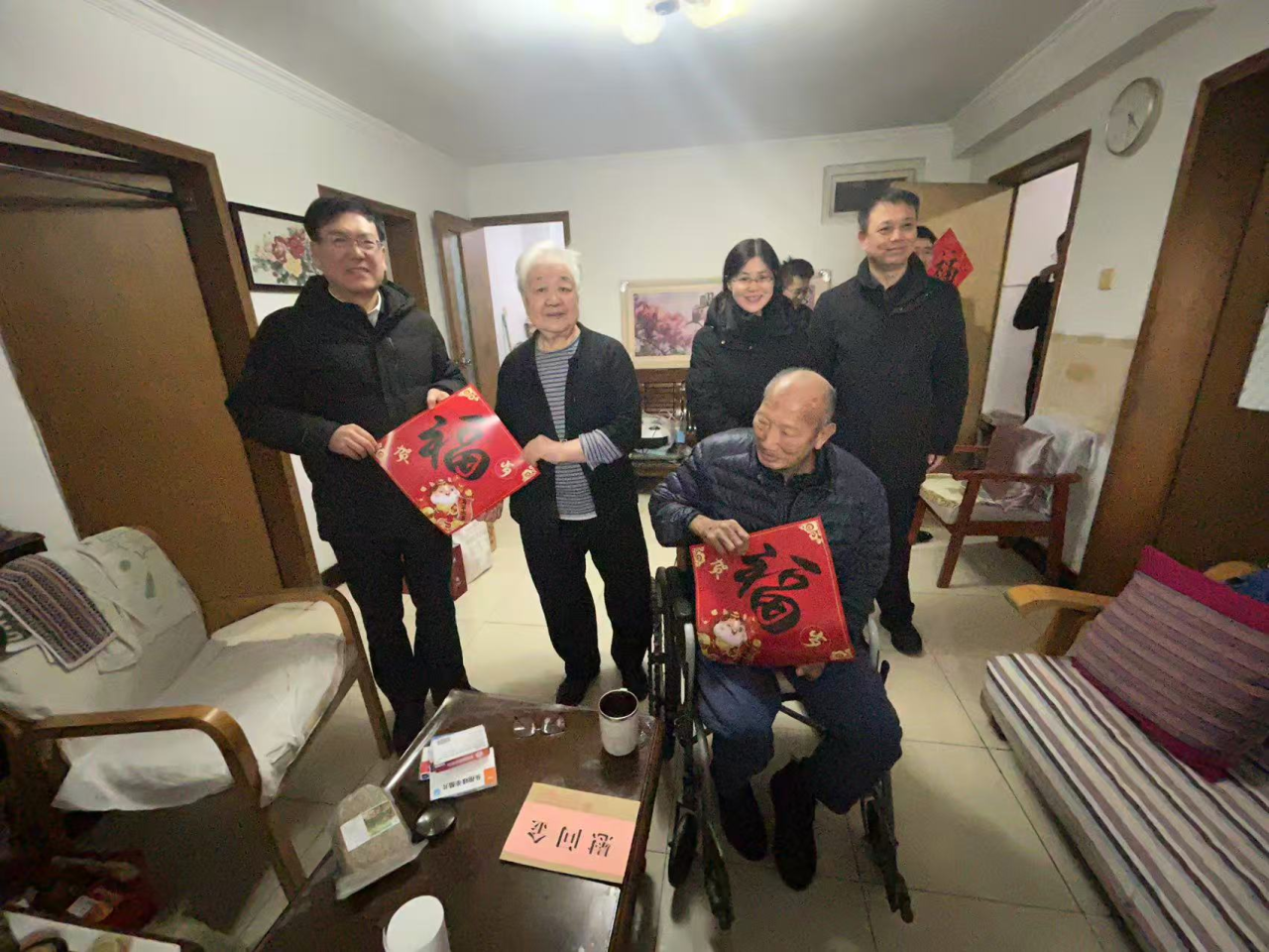 1783640964158.jpg 周景晓看望慰问困侨.jpg