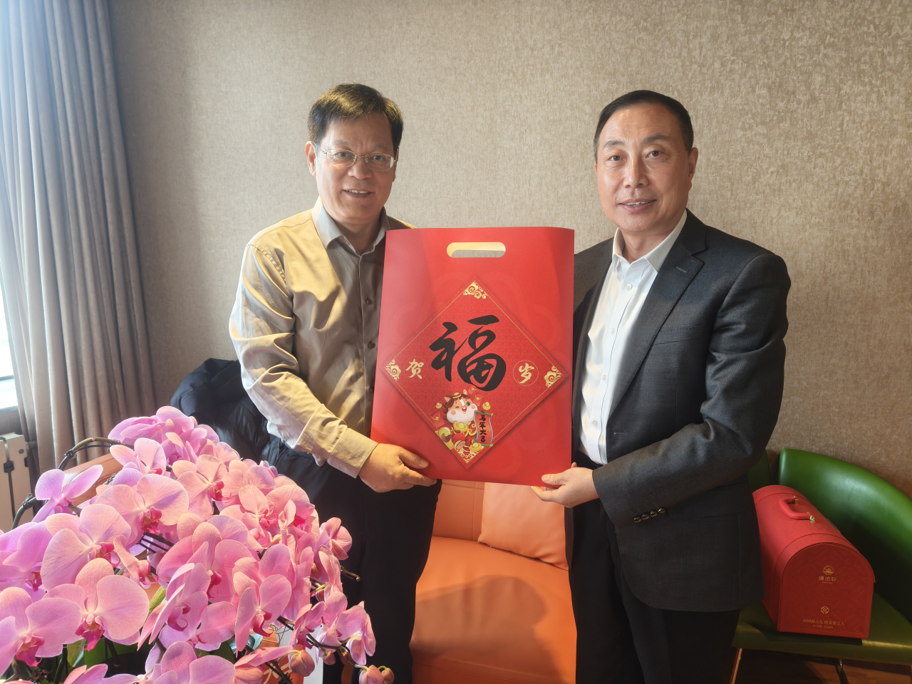 1783640996674.jpg 李登新看望北京市侨联兼职副主席朱永官.jpg