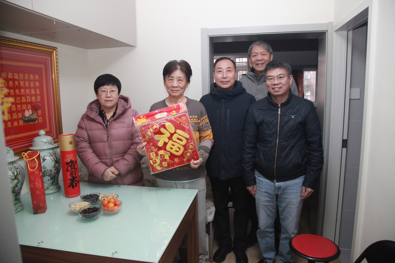 1783641010252.jpg 李登新看望慰问困侨.jpg