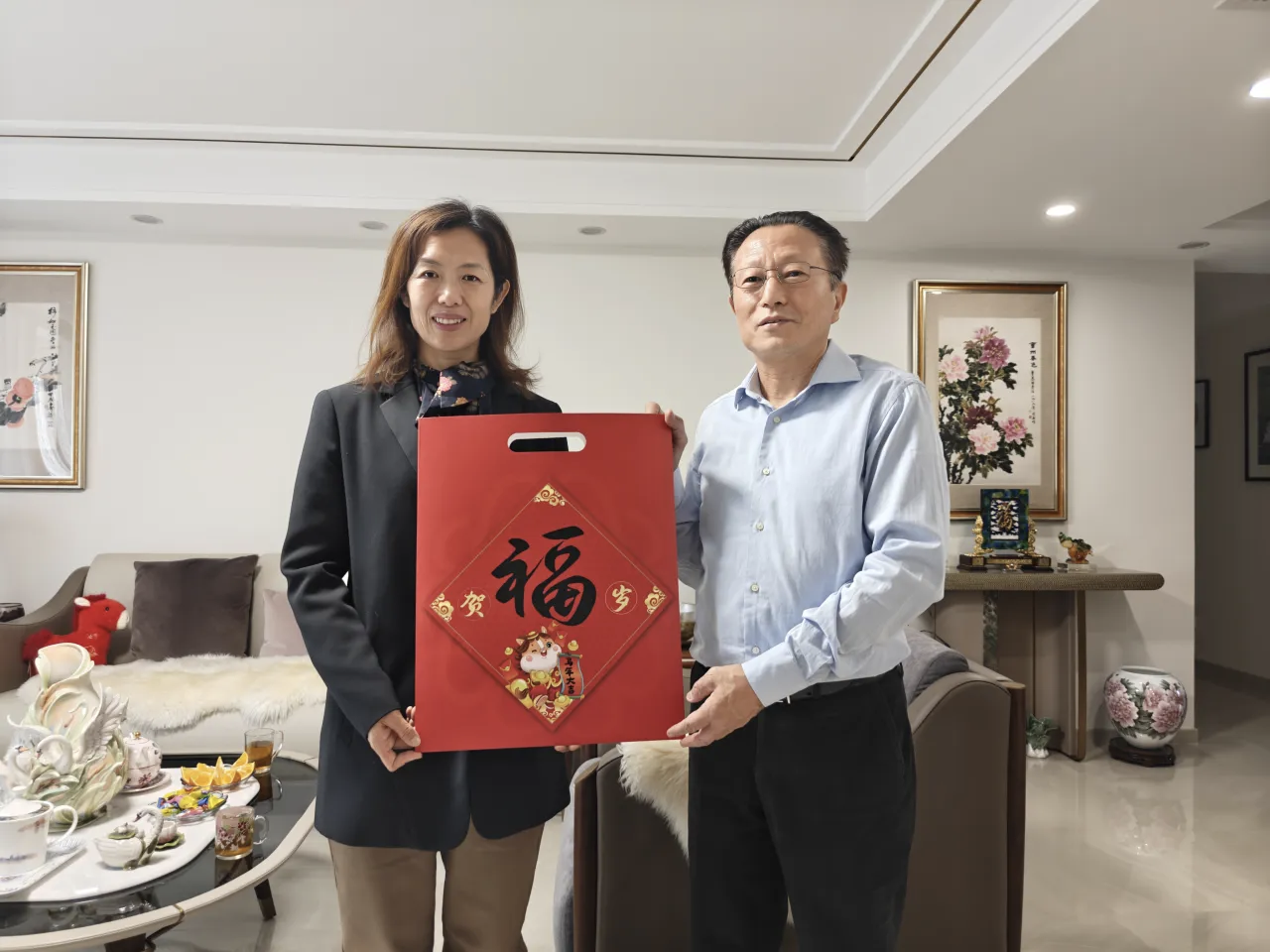 1783641027596.jpg 李晓菲看望北京市侨联原主席荣洋.jpg