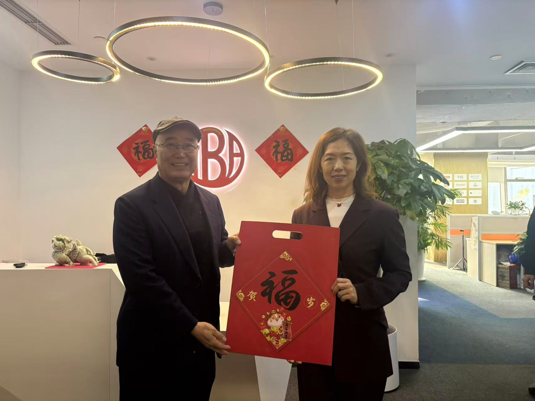 1783641037768.jpg 李晓菲看望北京市侨联智库主任陈九霖.jpg