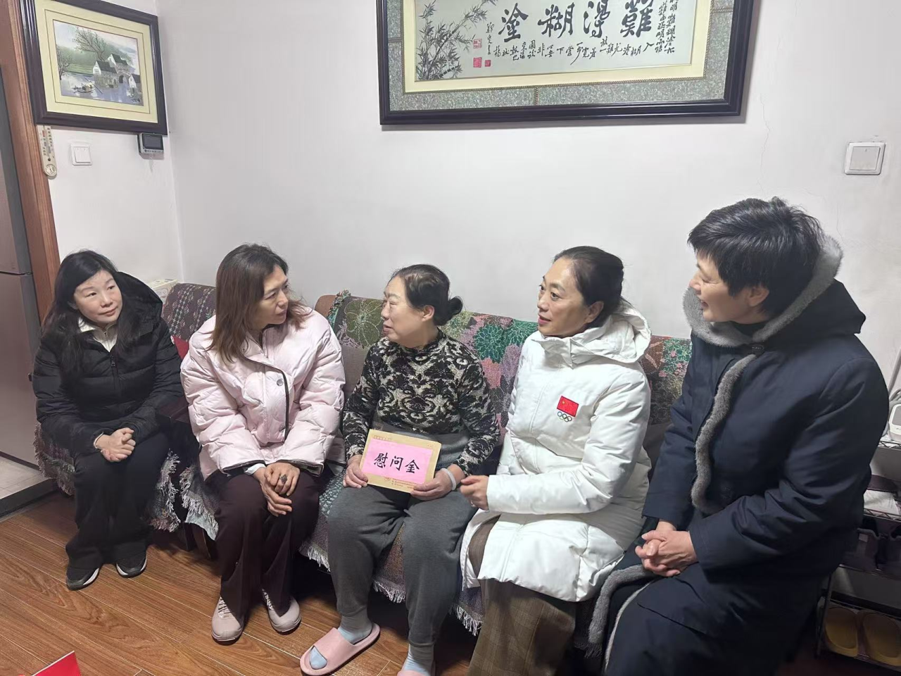 1783641059377.jpg 李晓菲看望慰问困侨.jpg