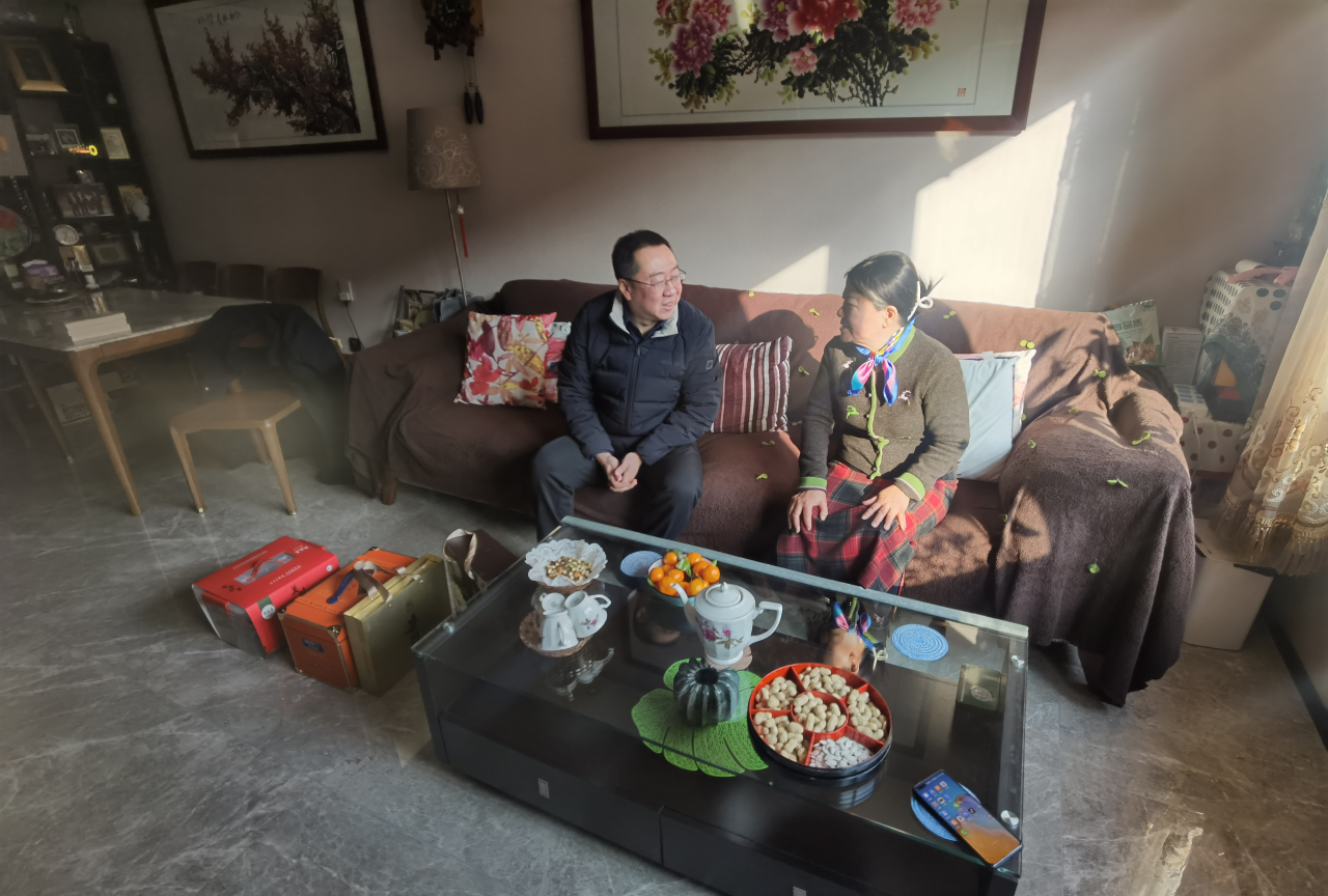 1783641113643.jpg 洪鑫看望北京市侨联缅甸归侨联谊会原副会长李芳.jpg