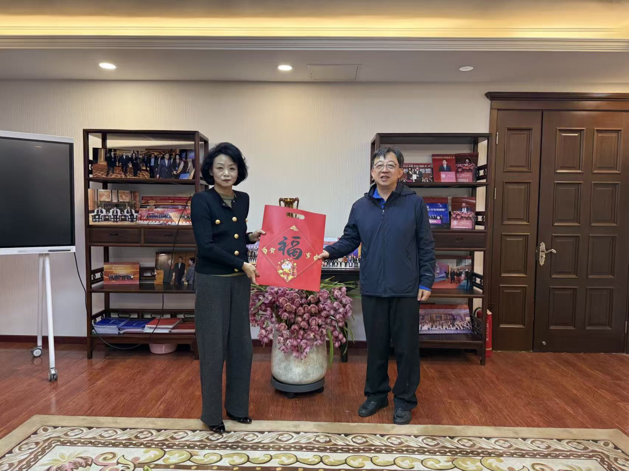 1783641159611.jpg 苏泳看望北京市侨联兼职副主席李然.jpg