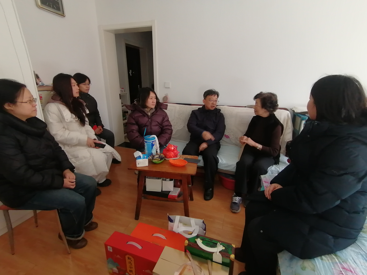 1783641188033.jpg 苏泳看望慰问困侨.jpg