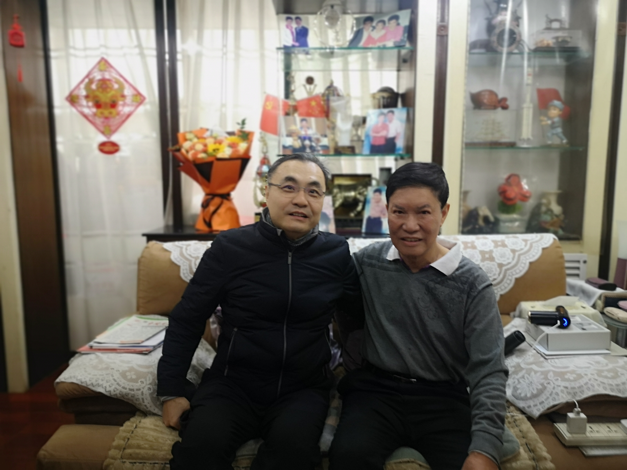 1783641202627.jpg 刘峰看望北京市侨联原副主席邱国武.jpg
