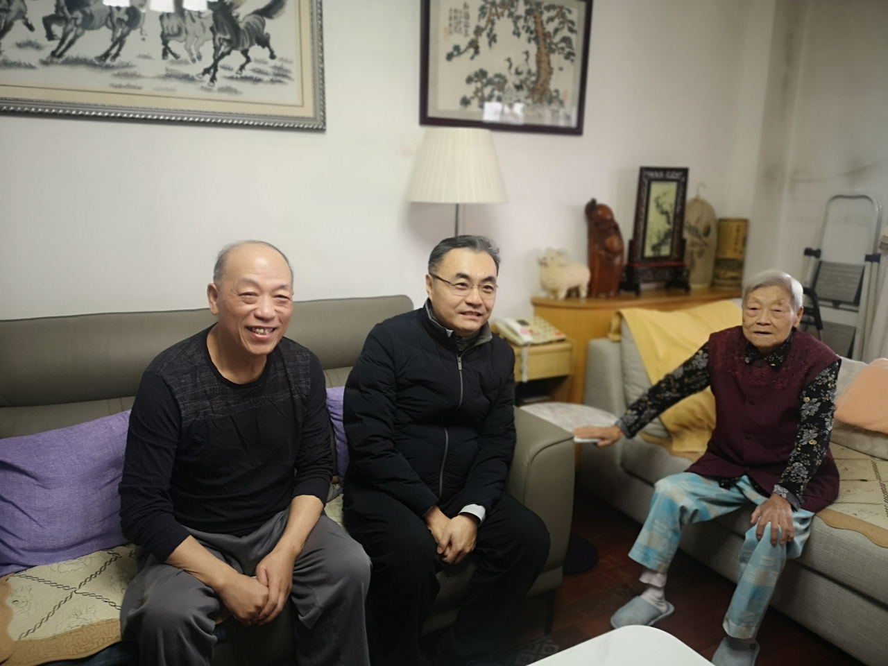 1783641216143.jpg 刘峰看望慰问海外侨胞在京亲属.jpg