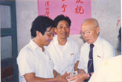 照片1+潘岩法先生为校捐款