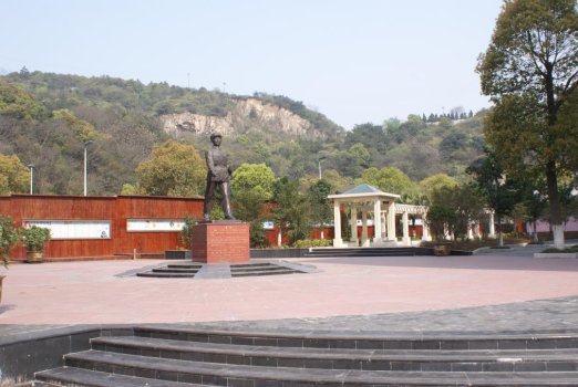 照片3+由郭胜光先生等为学校捐资建造的“雷锋广场”